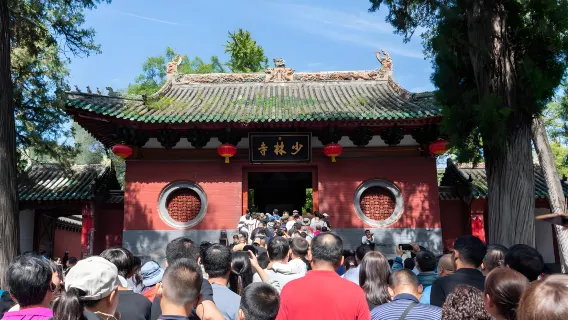 Passeio de um dia para o Templo Shaolin saindo de Luoyang - Visite o antigo templo milenar, o local de origem do Zen Budismo!