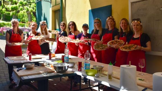 Clase premium de elaboración de pizza con un pizzaiolo