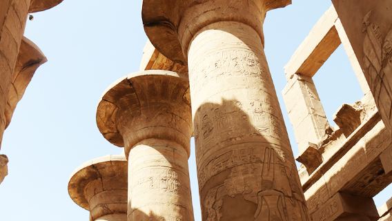 perjalanan satu hari di Luxor, Mesir, menampilkan enam objek wisata: Lembah Para Raja, Kuil Ratu, dan Kuil Karnak, dengan mobil pribadi dan pemandu.