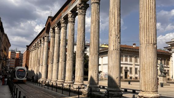 ทัวร์วันเดียว/ทัวร์หลายวัน สนามฟุตบอลอิตาลี + ป่าแนวตั้งมิลาน + เสาหินโรมันโบราณ พร้อมบริการภาษาจีนและภาษาอังกฤษ