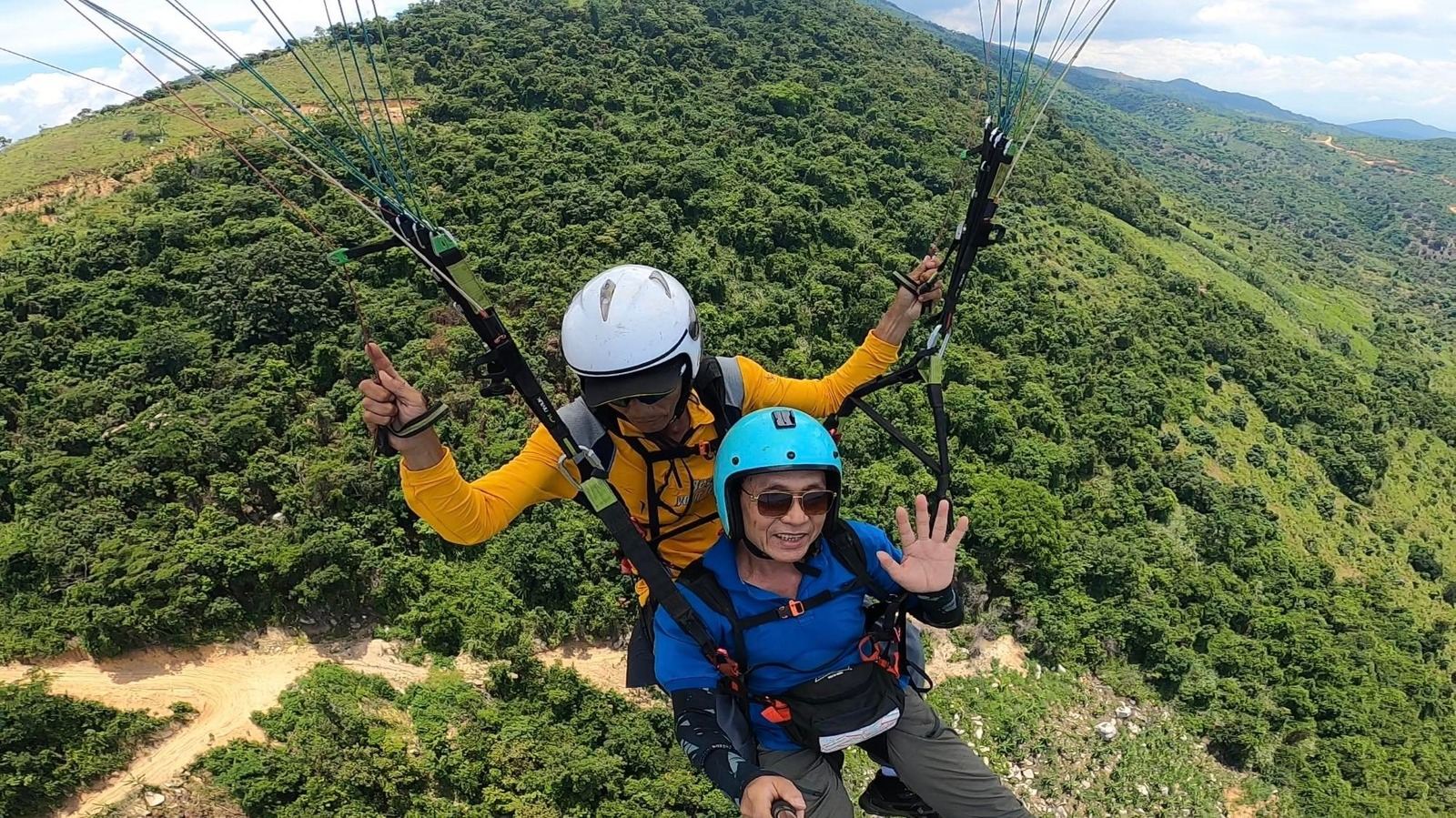 Nha TrangFly Nha Trang Paragliding - Dù Lượn Nha TrangParaglidingFlight Experience