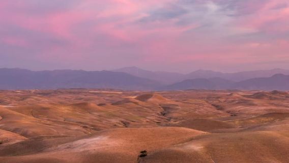 Cena en el desierto de Agafay en un campamento bereber con puesta de sol y espectáculo