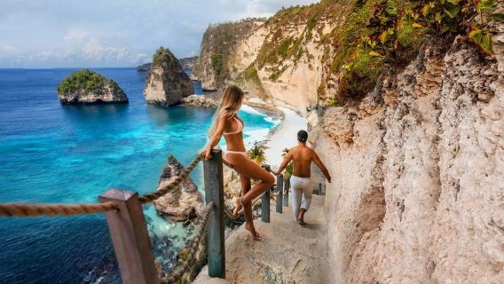 Nusa Penida Oriental Con Piscina Natural En La Playa De Tembeling
