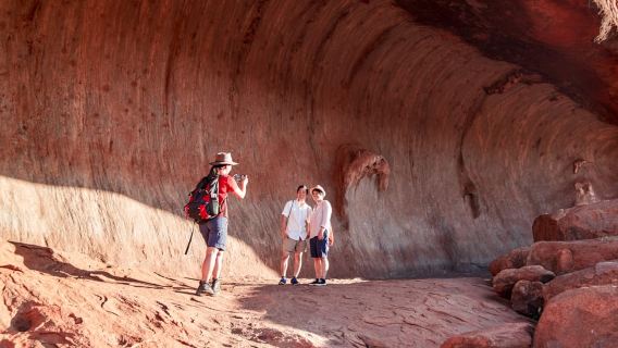Uluru: Tur Jalan Kaki Berpemandu saat Matahari Terbit dengan Sarapan Ringan