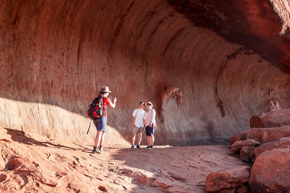 Uluru: Guided Walking Tour at Sunrise with Light Breakfast