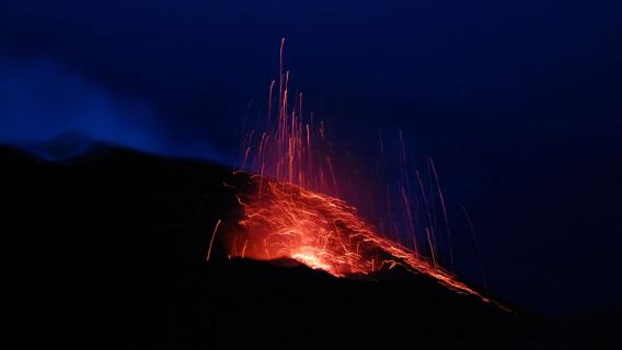 Đi bộ đến miệng núi lửa Stromboli lúc hoàng hôn