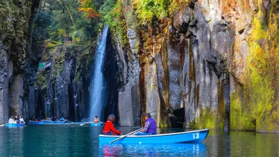 [Cruise option with complimentary lunch] Canoeing at Takachiho Gorge in Kyushu, exploring Aso Volcano, encountering cattle and horses at Kusasenri