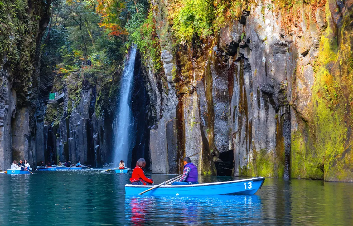 Pelayaran pilihan dengan makan tengah hari percuma, mendayung di Takachiho Gorge Kyushu, meneroka gunung berapi Aso, bertemu lembu dan kuda di Kusasenri