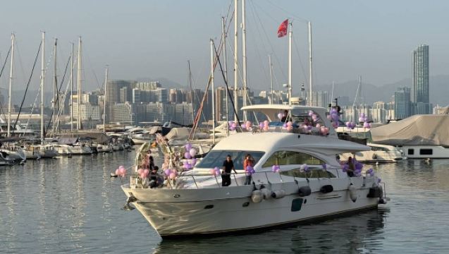 【香港遊艇包船出海】香港70呎豪華飛橋遊艇包船出海觀光娛樂或夜遊維港～暢享水上娛樂與海景～