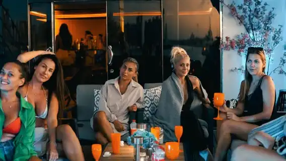 杜拜：豪華超級遊艇，附設游泳池，並可選配開放式酒吧