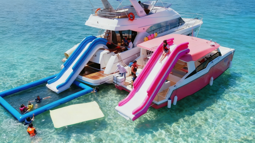 三亞出海旅遊【親子旅遊】遊艇出海性價比豪華三層遊艇出海KTV滑滑梯+泳池+水上電單車+航拍+浮潛海釣+漂浮毯