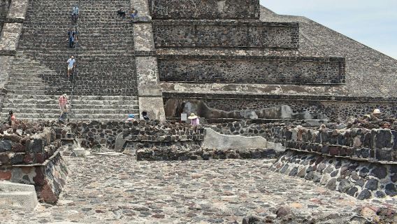 Piramidi di Teotihuacán e Santuario di Guadalupe: tour di un giorno con pranzo