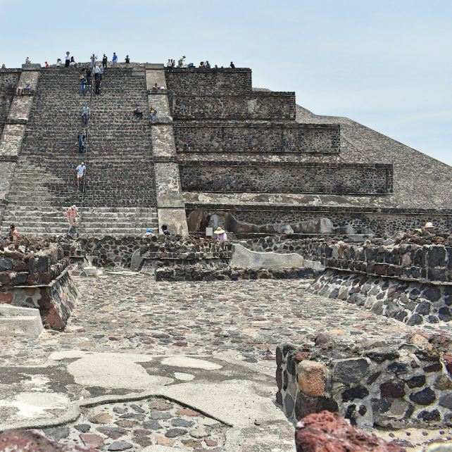 Pyramides de Teotihuacán et sanctuaire de Guadalupe : excursion d'une journée avec déjeuner