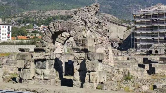 包車串聯奧斯塔羅馬劇院、凱旋門、地下拱廊與聖奧爾索教堂