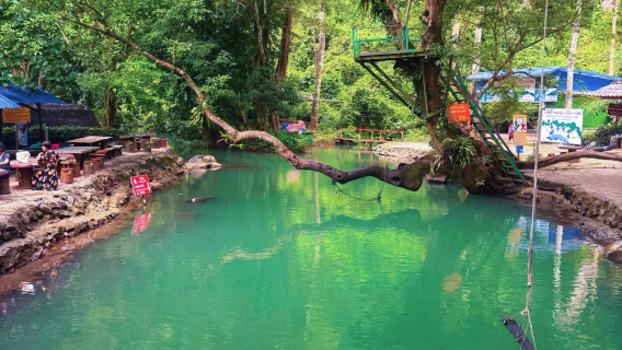 perjalanan satu hari ke Vang Vieng + Zipline Hutan + perahu kayak Sungai Nam Song + Laguna Biru + Makan Siang + Transportasi