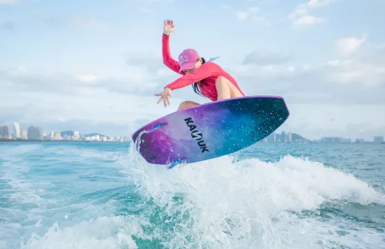廣西南寧尾波衝浪體驗 造浪艇出海衝浪教學拼船包船尾波衝浪  國際尾波衝浪俱樂部專業教練