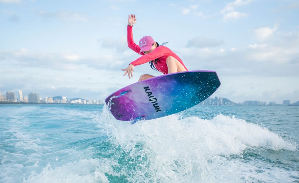 廣西南寧尾波衝浪體驗 造浪艇出海衝浪教學拼船包船尾波衝浪 國際尾波衝浪俱樂部專業教練