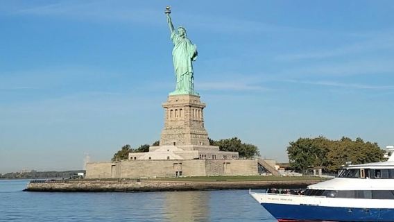 อนุสาวรีย์เทพีเสรีภาพและเกาะเอลลิส: ทัวร์เดินชมพร้อมไกด์ + นั่งเรือเฟอร์รี่