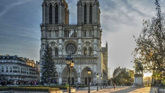 Notre Dame + Arc de Triomphe + Eiffel Tower + Palace of Versailles one-day tour