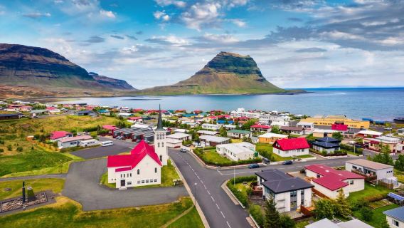 Iceland: Snæfellsnes Peninsula, Kirkjufell Mountain, Romantic Fishing Village, and Seal Beach 1-day tour|Comfortable minibus tour
