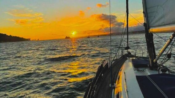 Paseo en velero por Lisboa con bebidas|Amanecer y atardecer