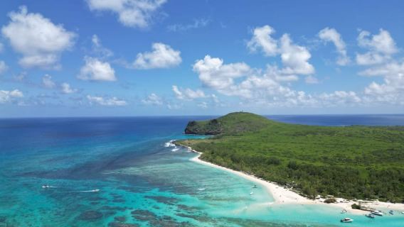 Ilot Gabriel: Catamaran Cruise & BBQ Lunch