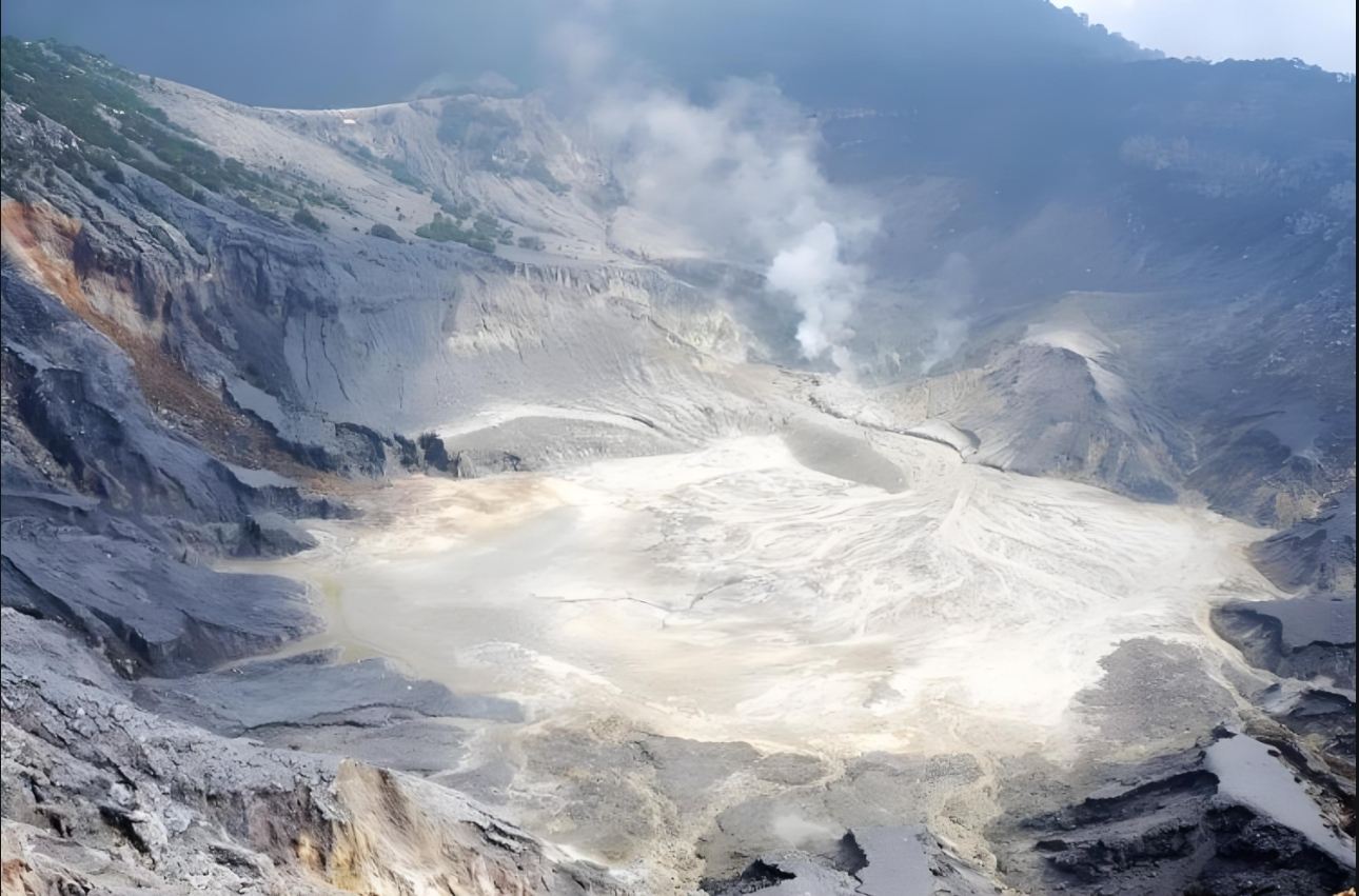 1-day tour to Tangkuban Parahu Volcano + Braga (round-trip from Jakarta)