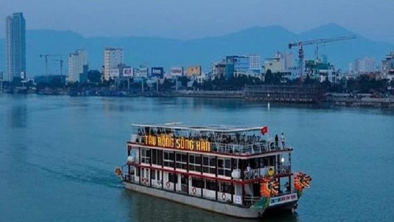 Tour notturno di Da Nang con cibo locale, giro in 3 ruote, crociera e birra