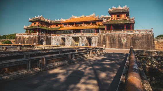 賞東西合璧的建築風格，參觀裝飾華麗的天定殿，攀登127階石梯至山上皇陵。