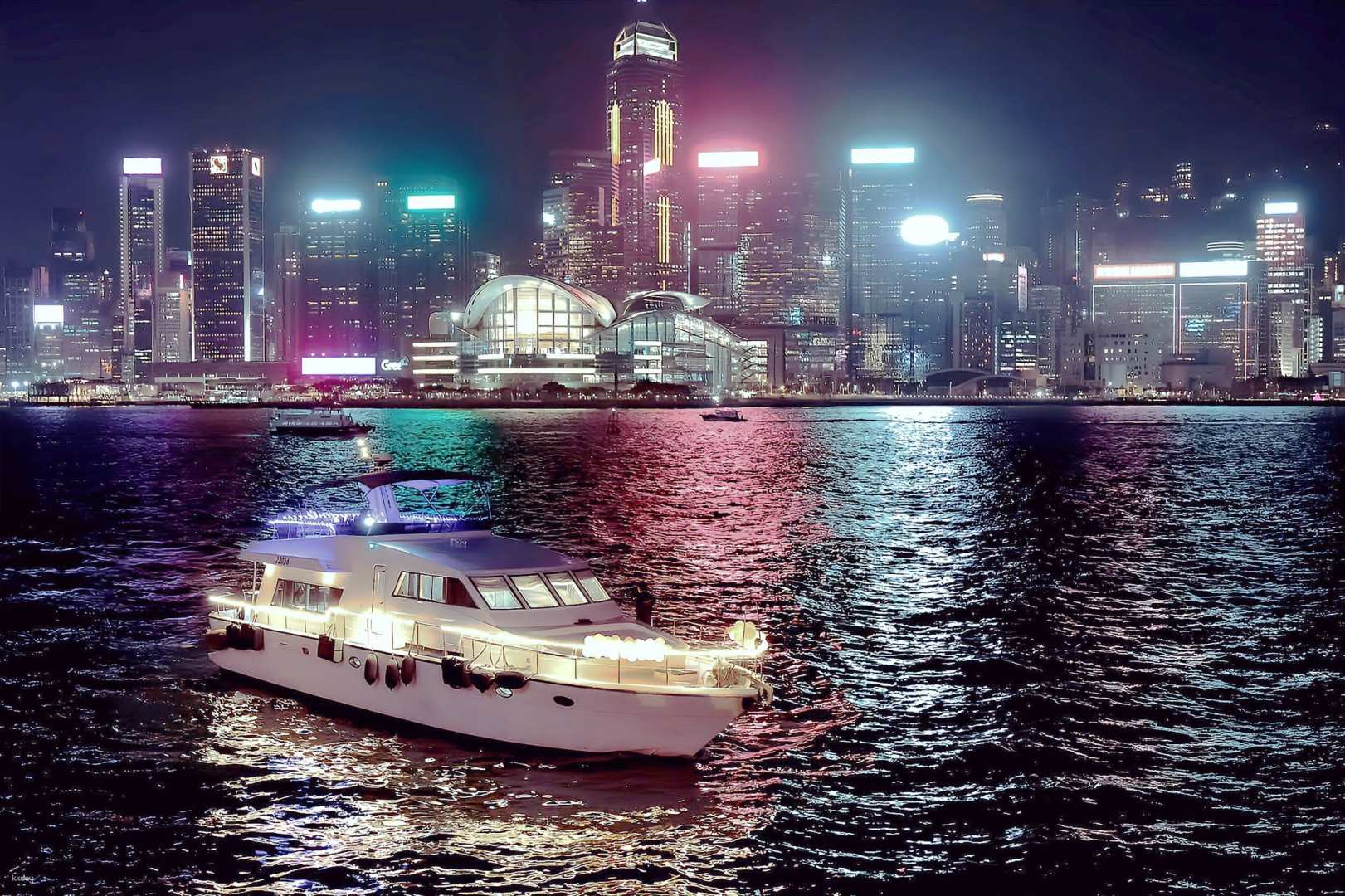 Hong Kong Victoria Harbour Night View Luxury Dreamer Night Cruise Ticket (includes unlimited snacks and beverages + Victoria Harbour photography)