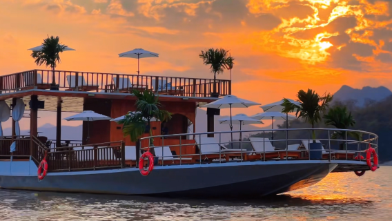 [Crucero al atardecer en el Mekong con A One Crucero] en Luang Prabang, Laos