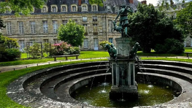 Pakej lawatan kecil 2-8 orang berbahasa Cina ke Fontainebleau + Istana Versailles pergi-balik dari Paris, tiada beli-belah, tidak termasuk tiket masuk