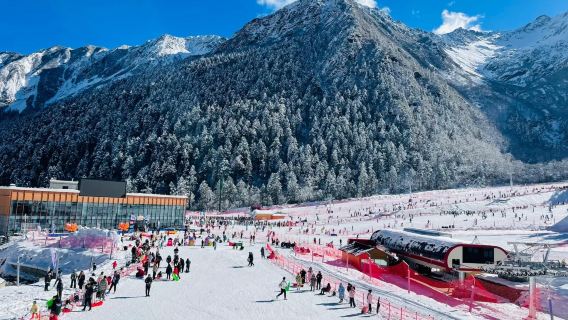 龍溪羌人谷滑雪一日遊【含滑雪票+雪具+索道 直達龍溪羌人谷滑雪大廳】