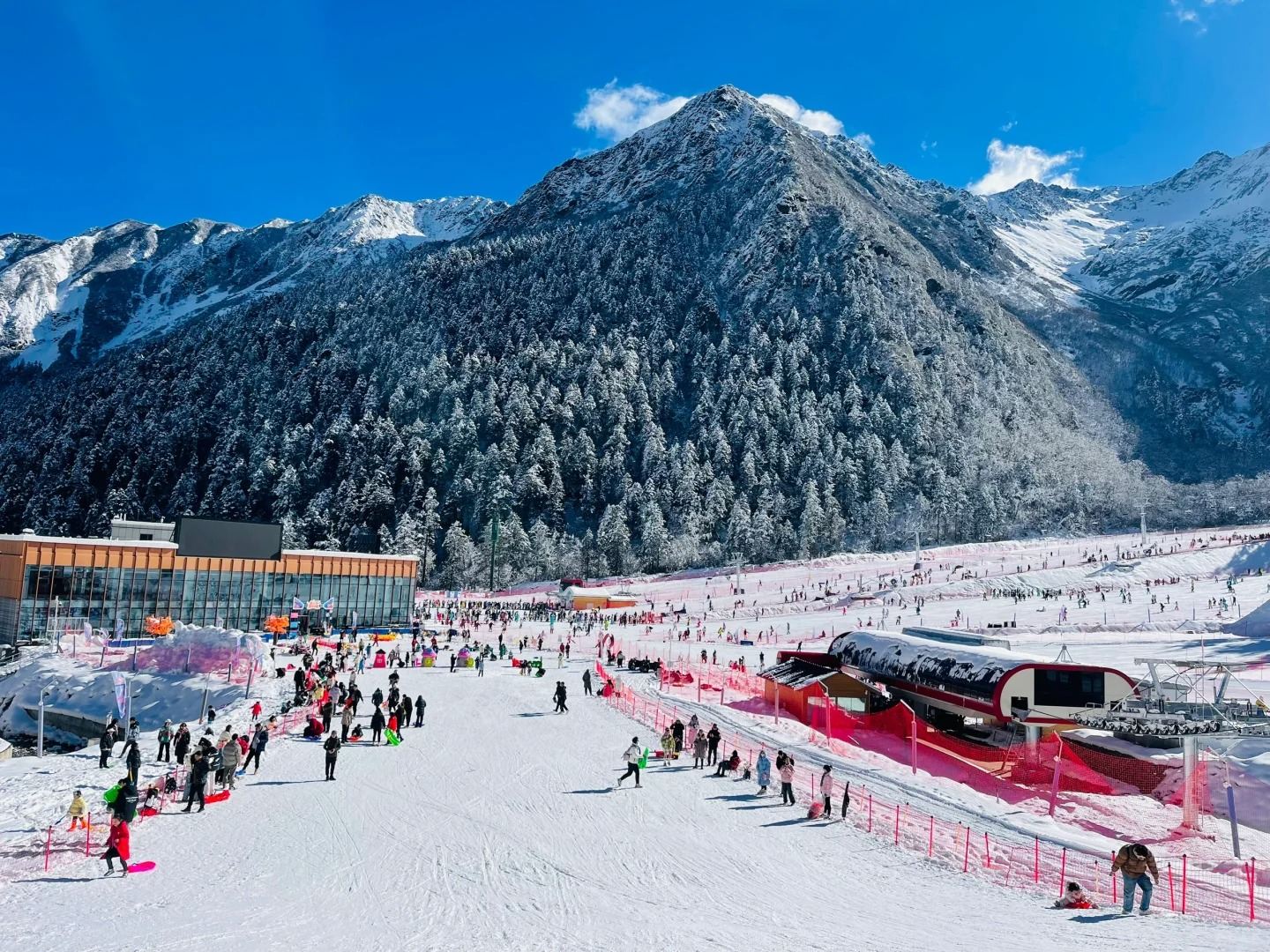 龍溪羌人穀滑雪一日遊【含滑雪票+雪具+索道 直達龍溪羌人穀滑雪大廳】