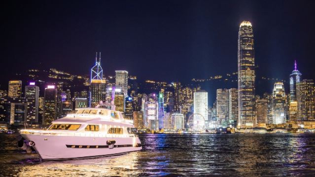香港60-90呎豪華遊艇【360°海景+暢吃暢飲+專人拍照】三層寬敞甲板觀光|維港夜遊VIP待遇|維多利亞港夜遊船