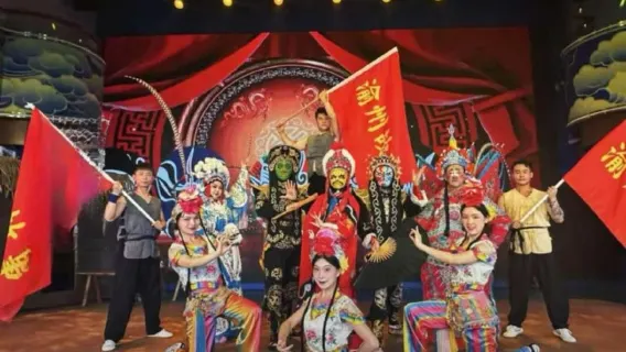 Chongqing Yuzhou-Geschichten | Geschäft in Jiaochangkou, Jiefangbei (Immaterielles Kulturerbe – Traditionelle Sichuan-Oper mit spektakulären Kunststücken + Feuerspucken aus Ba-Shu)