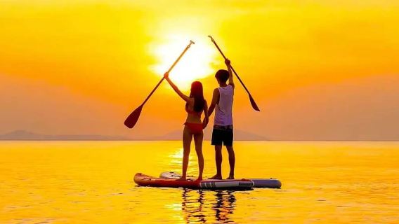 Experiencia en paddleboard al atardecer en la playa de Tanjung Aru en Kota Kinabalu (ideal para principiantes + paseo marítimo)