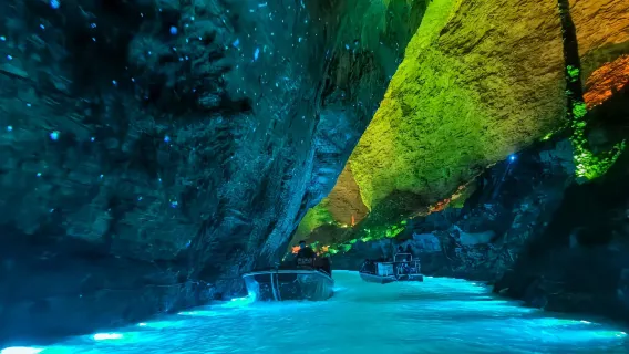 Tour privado por la Cueva Huanglong y el doble crucero de Baofeng en Zhangjiajie, Hunan, China: cueva kárstica subterránea y lago alpino