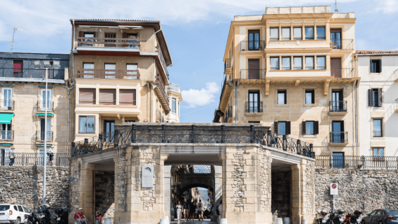 San Sebastian: walking tour with pintxo and drink