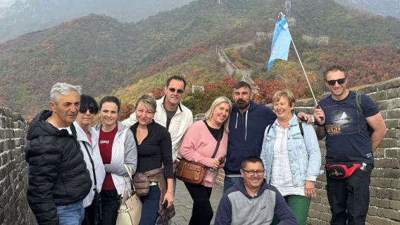 Mutianyu Great Wall group tours and private small group day tours: multilingual guides (Chinese, English, etc.) available.