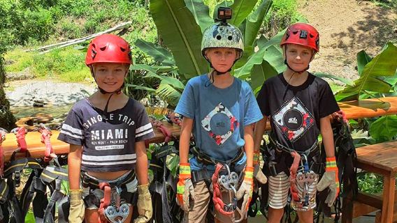 フィジー・モミベイ ワンデーツアー【モミベイ ジャングルジップライン|16本の高空ジップライン+アウトドア家族向けアクティビティ+洞窟探検+昼食付き】