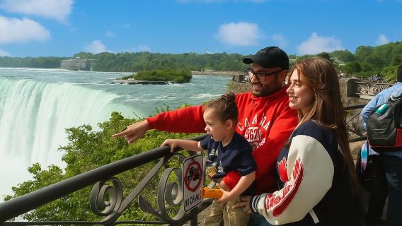 From Toronto: Niagara Falls Bus Tour with Boat Cruise