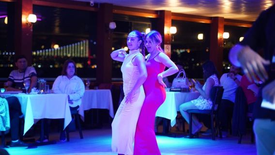 Estambul: Crucero con cena por el Bósforo con bebidas y entretenimiento