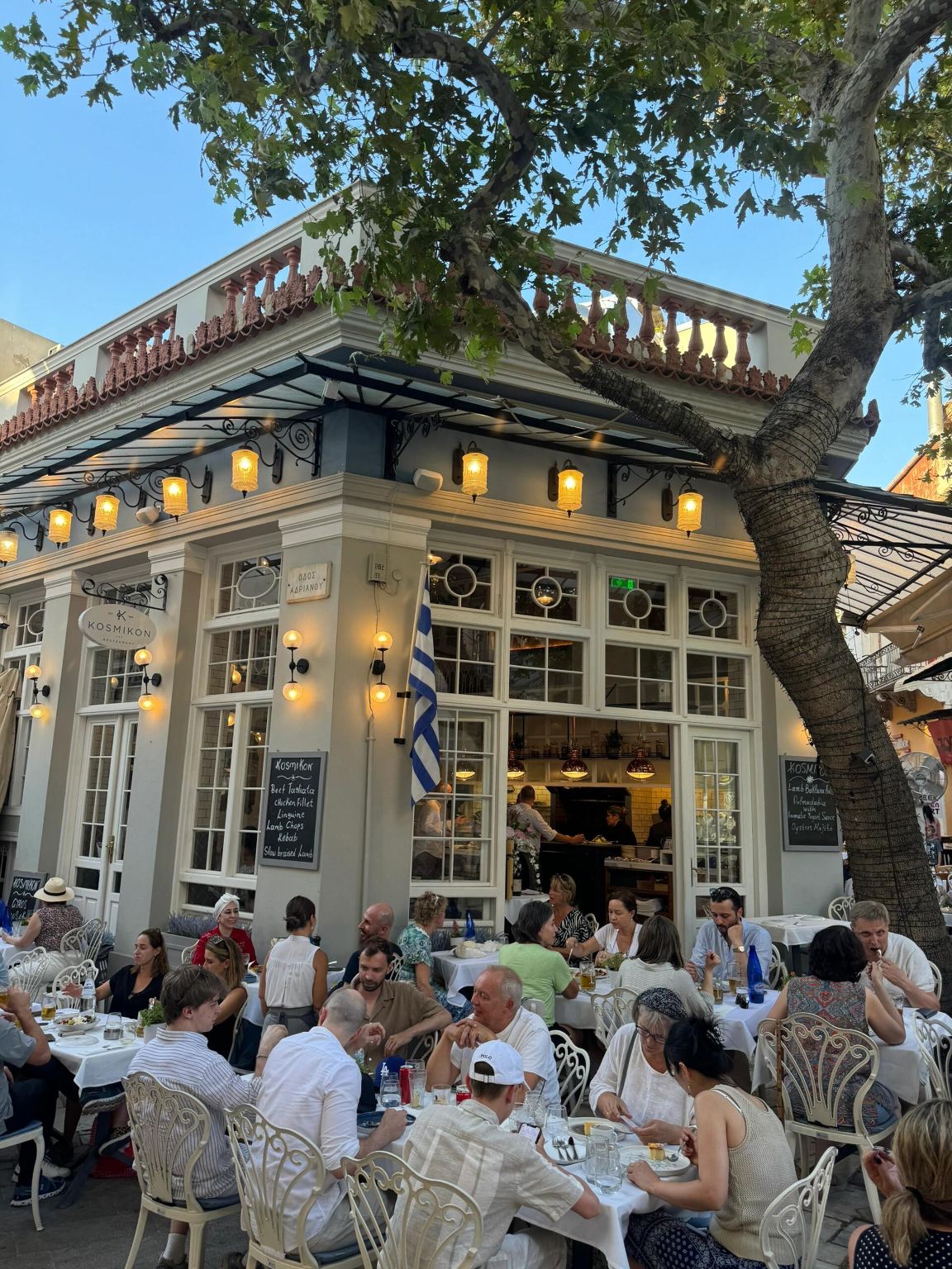 tempahan tempat duduk restoran viral Kosmikon di Athens, Greece