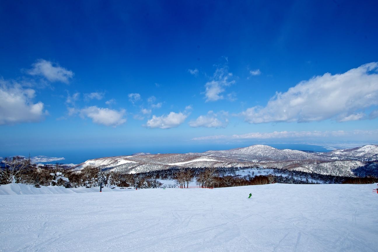 Sapporo Kokusai Ski Resort 1-day cable car ticket + ski wear & ski equipment rental