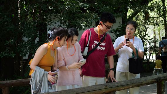 Tur berpemandu selama 90 menit di Du Fu Thatched Cottage di Chengdu oleh Shu Xiaojiang (opsional, termasuk tiket masuk dan headset Bluetooth)