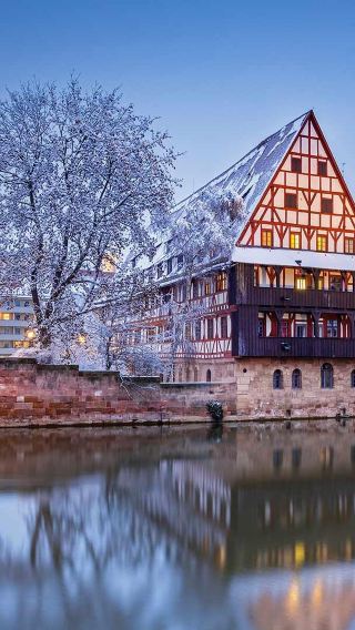 Altstadt + Rathausplatz + Toy Museum + Weinstadel