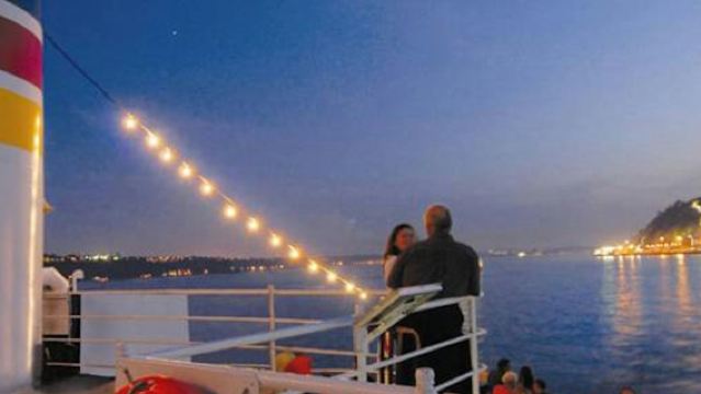 Quebec: 5-Course Sightseeing Dinner Cruise