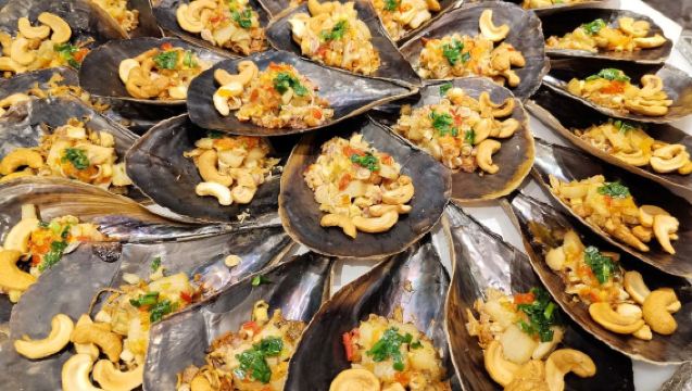 ร้านอาหารบุฟเฟ่ต์ Tonle Bassac II Restaurant ที่พนมเปญ ประเทศกัมพูชา