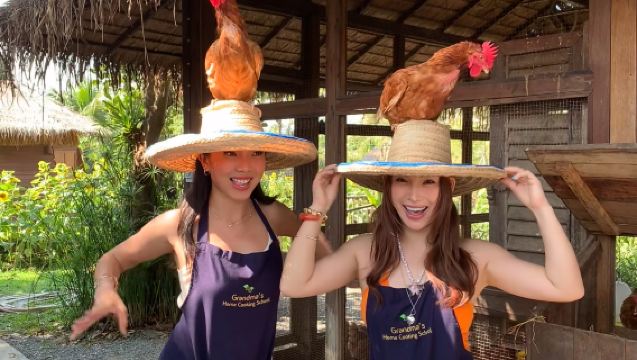 [เชียงใหม่ ประเทศไทย] โรงเรียนสอนทำอาหารไทย Grandma's Kitchen | ซื้อวัตถุดิบ + เยี่ยมชมฟาร์มออร์แกนิก + ล่ามมืออาชีพ + ทำอาหารไทยหลายเมนู + บริการรับ-ส่งฟรี + เลือกเวลาได้หลายรอบ